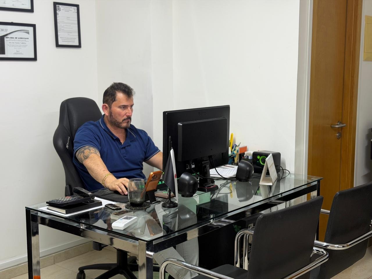 Alex Caldeira trabalhando em uma visão ampla do escritório