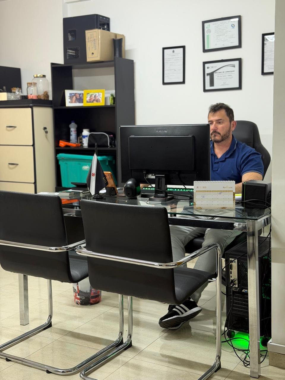 Alex Caldeira atendendo no escritório da Caldeiras Contabilidade