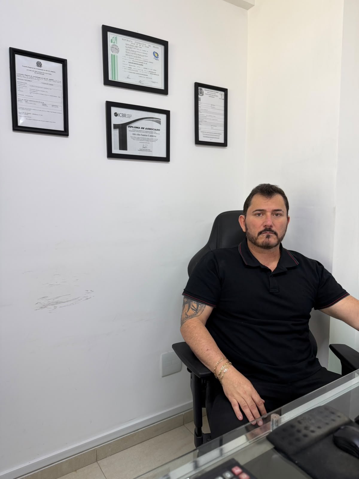 Alex Caldeira no escritório da Caldeiras Contabilidade
